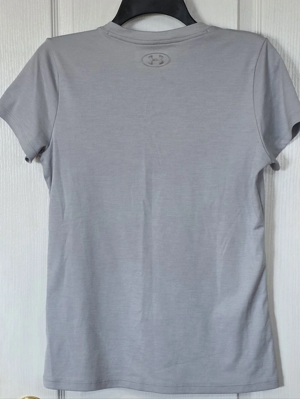 Under Armour Women’s Light Gray V-Neck Loose Fit, Heatgear, T-Shirt     Sz S